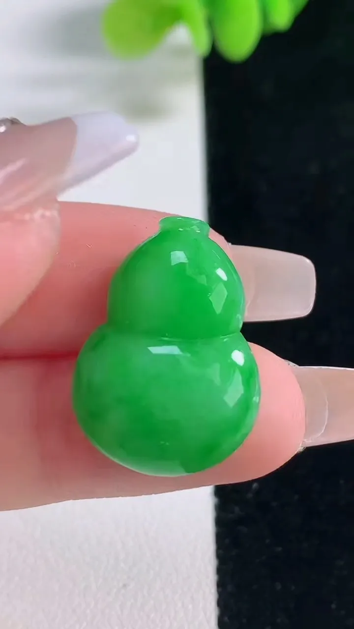 天然A货翡翠葫芦镶嵌件，尺寸23-17.2-5.8，重量:3.98g
12月20日