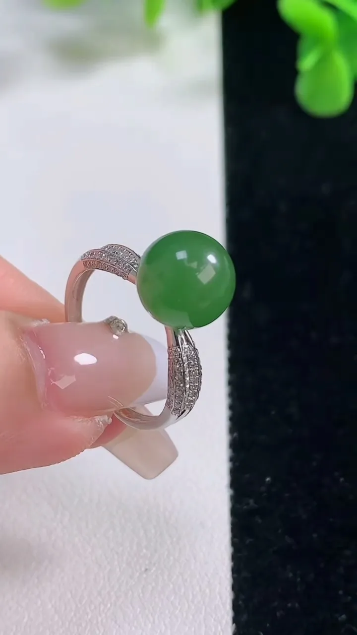 天然A货翡翠圆珠戒指，尺寸17.5-9.5，重量:3.04g2025年12月20日
工厂直销收藏佳品