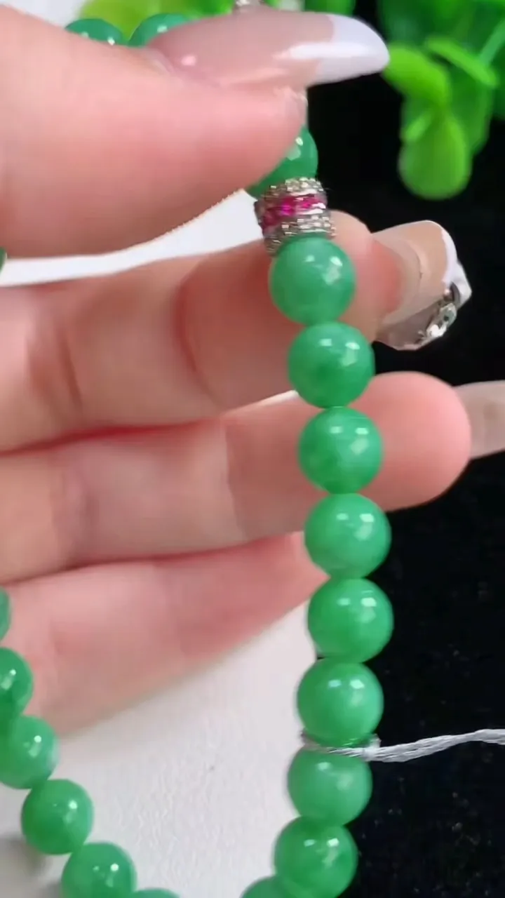 天然A货翡翠圆珠手串，尺寸6.9-27颗，重量:16.35g12月20日
工厂直销收藏佳品,种好水足，色泽均匀，有种有色，上手高大气！
