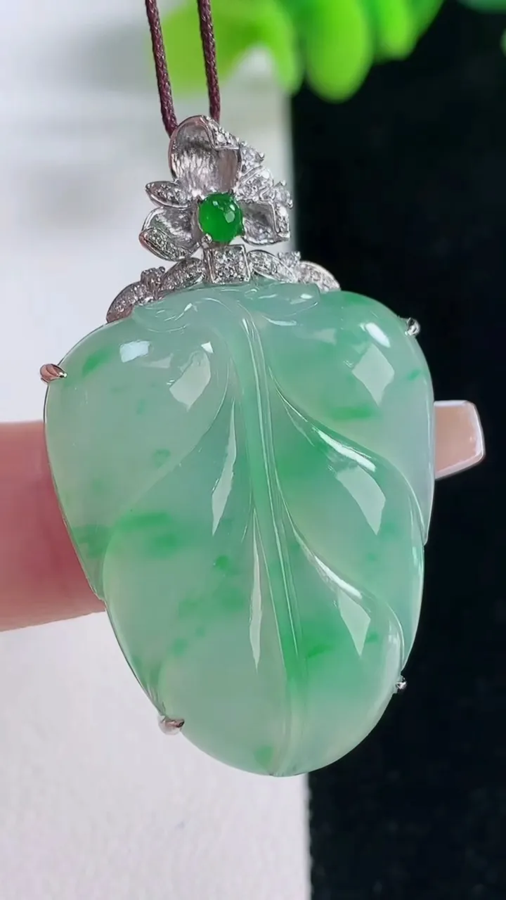 天然A货翡翠金枝玉叶 叶子吊坠，尺寸41.3-31-25-7.9，重量:9.79g
12月20日