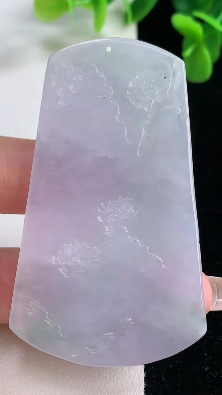 天然A货翡翠春带彩紫罗兰山水牌吊坠，尺寸64.6-38.3-4.7，重量:26.29g
12月20日