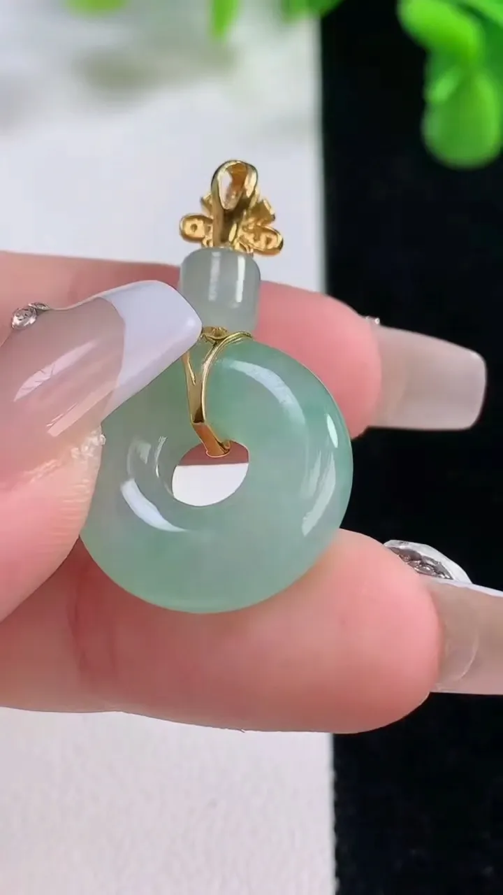 天然A货翡翠平安环吊坠，尺寸19.2-5.6，重量:5.53g
12月20日