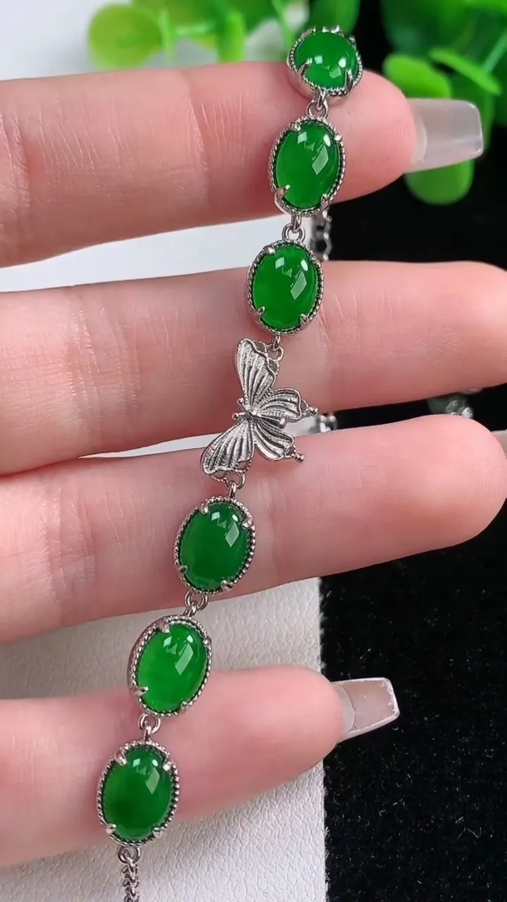 天然A货翡翠蛋面手链，尺寸7.7-5.9-3.5，重量:4.79g
12月20日