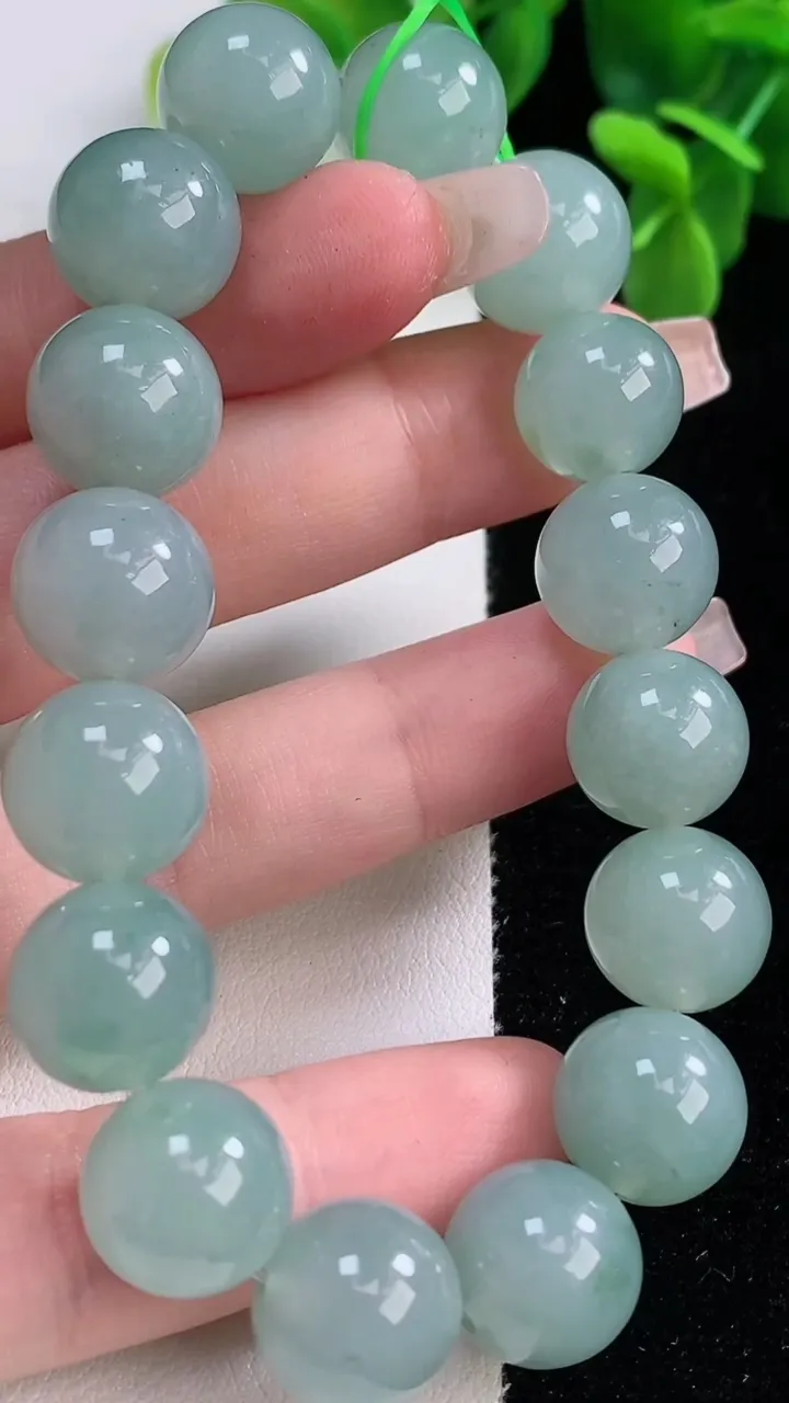 天然A货翡翠圆珠手串，尺寸12.2-16颗，重量:52.88g12月20日
工厂直销收藏佳品,种好水