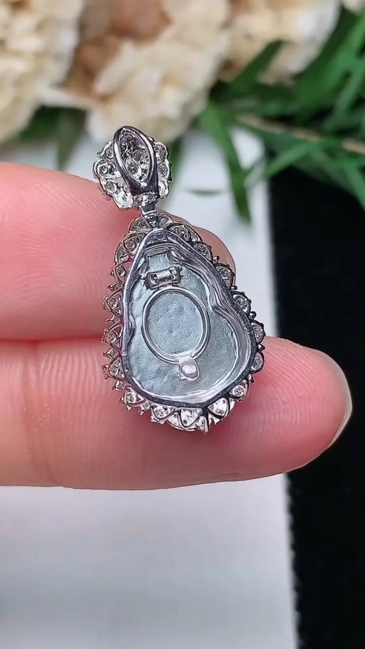 天然A货翡翠葫芦吊坠，尺寸23.4-12.4-7.8，裸石11.8-9.3，重量:2.10g
12月20日