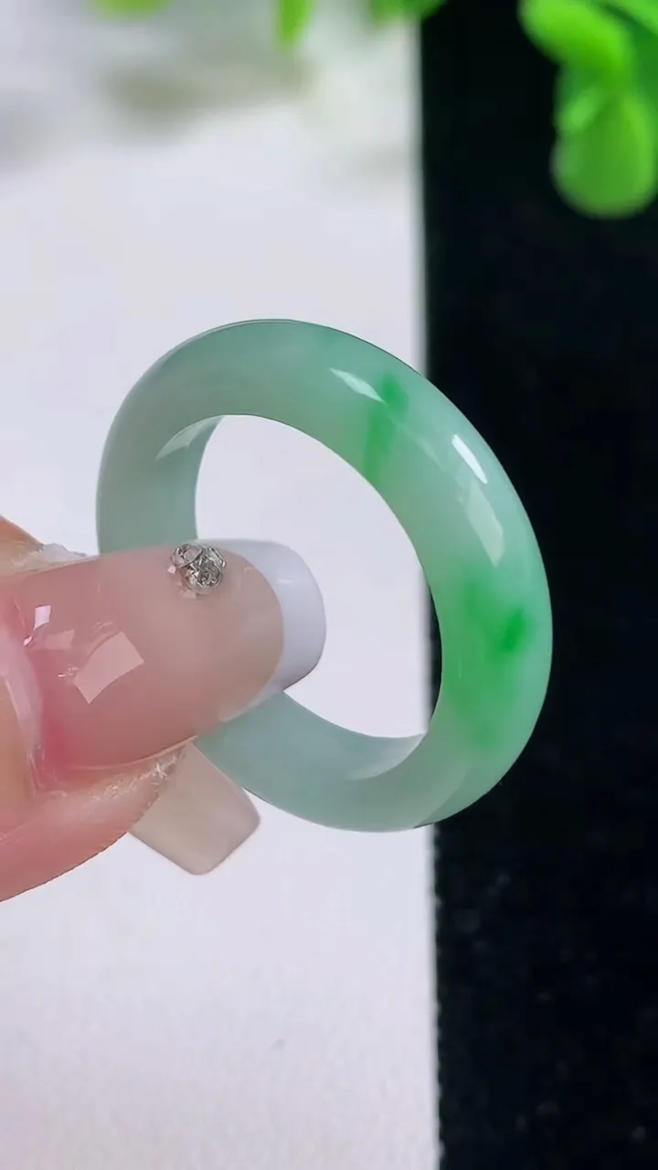 天然A货翡翠指环戒指，尺寸20-5.4-3.4，重量:4.82g2025年12月20日
工厂直销收藏