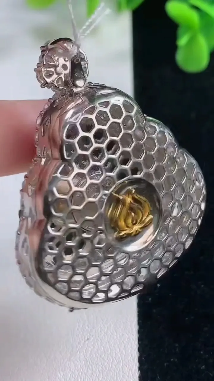 天然A货翡翠佛公吊坠，尺寸49.7-39.5-15.2，裸石29.8-34.7重量:24.83g
12月20日