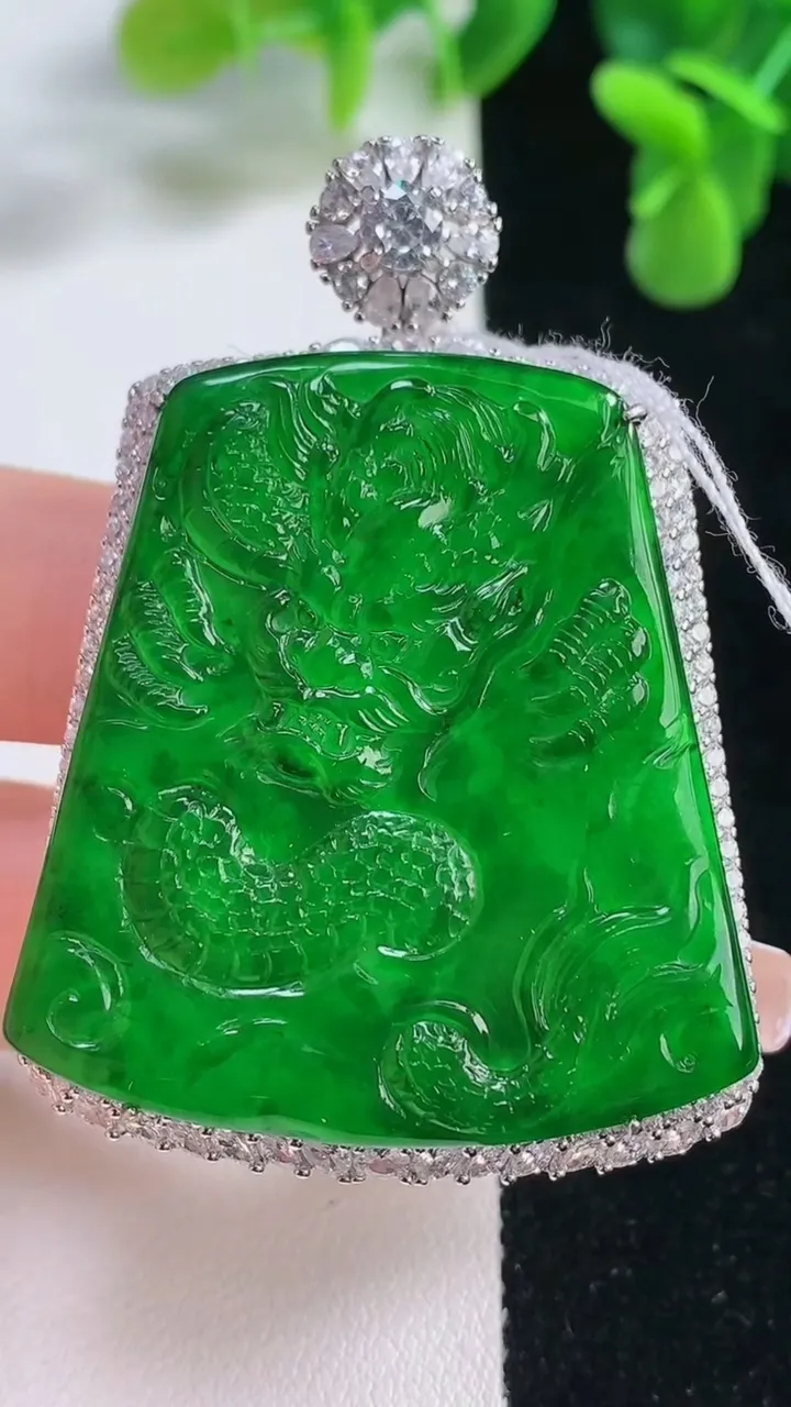 天然A货翡翠龙牌吊坠，尺寸57.2-39.8-10.5，裸石41.7-38.4重量:17.79g
12月20日