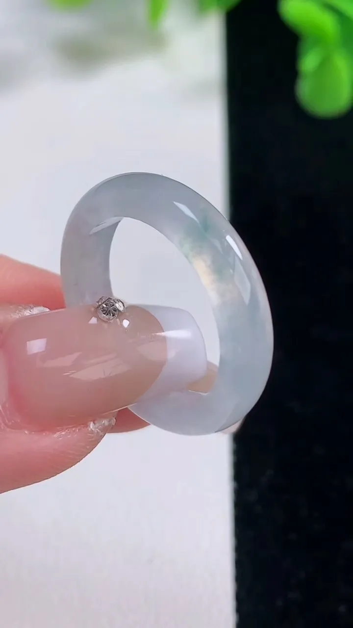 天然A货翡翠冰种飘花指环戒指，尺寸18.5-4.3-2.8，重量:2.93g2025年12月20日
工厂直销收藏佳品,种好水足，色泽均匀，有种有色，上手高大气！