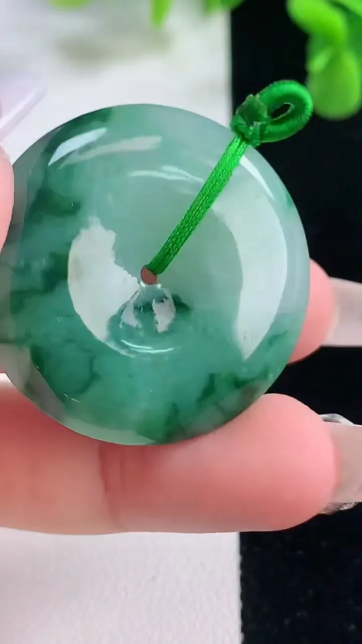天然A货翡翠飘花平安扣吊坠，尺寸33.2-5.6，重量:13.55g
12月20日