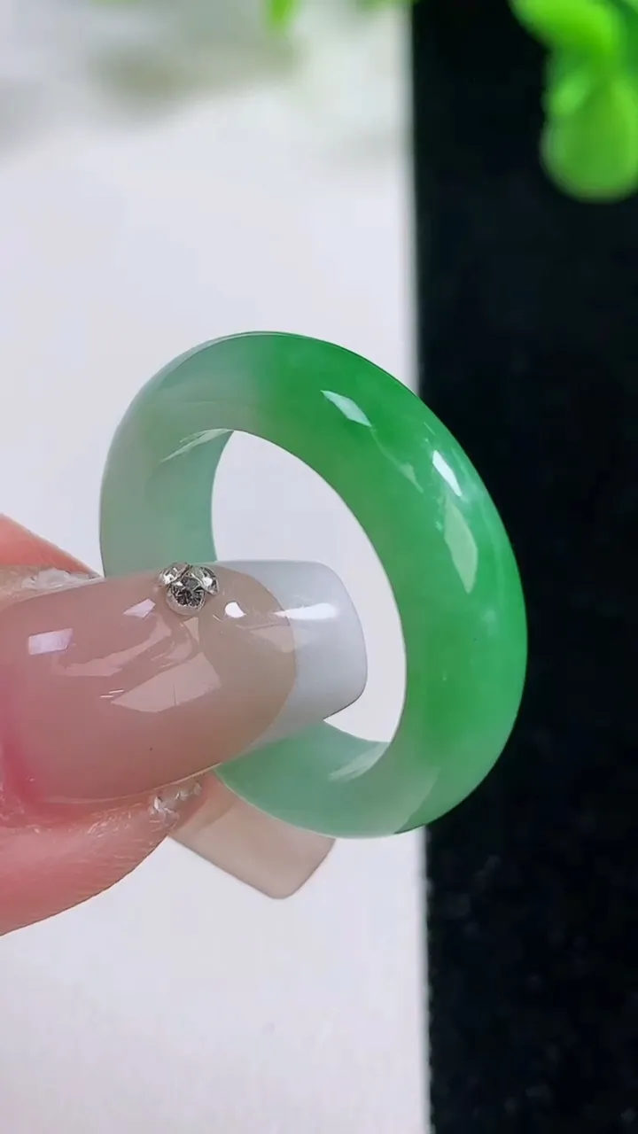 天然A货翡翠指环戒指，尺寸18-5.7-3.2，重量:4.46g2025年12月20日
工厂直销收藏