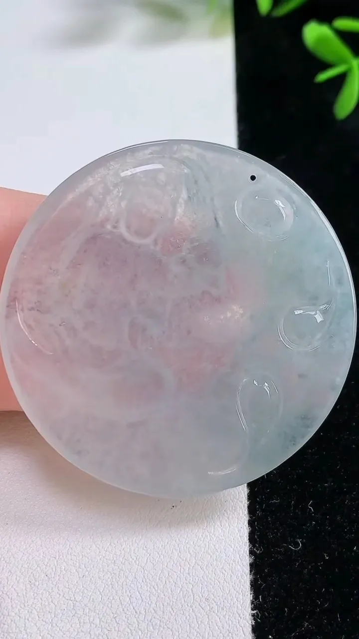 天然A货翡翠冰种飘花大势至菩萨吊坠，尺寸49-4.6，重:24.20g
12月20日