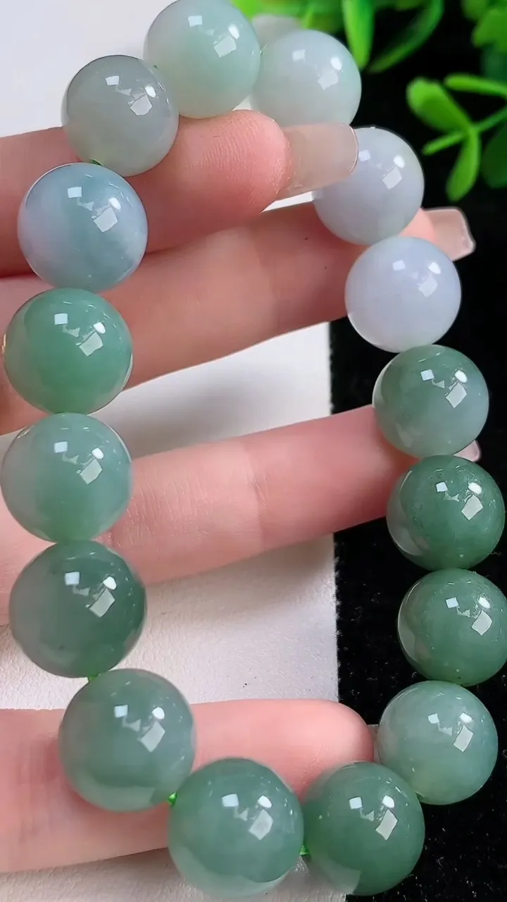 天然A货翡翠圆珠手串，尺寸13，重:59.55g12月20日
工厂直销收藏佳品,种好水足，色泽均匀，有种有色，上手高大气！