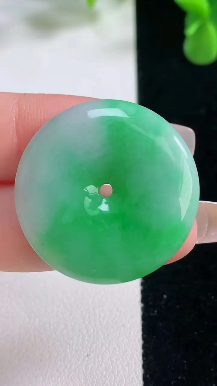 天然A货翡翠平安扣吊坠，尺寸29.7-5.2，重量:9.91g
12月20日