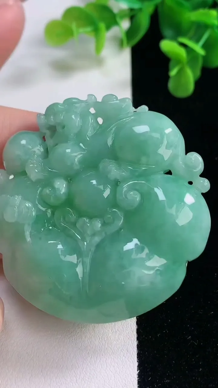 天然A货翡翠如意头吊坠，尺寸57-56.2-12，重量:68.36g
12月20日
