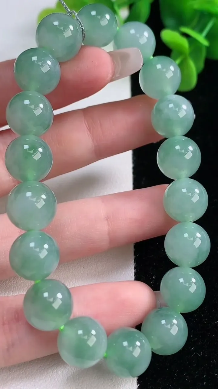 天然A货翡翠圆珠手串，尺寸10.8-18颗，重量:42.00g12月20日
工厂直销收藏佳品,种好水足，色泽均匀，有种有色，上手高大气！