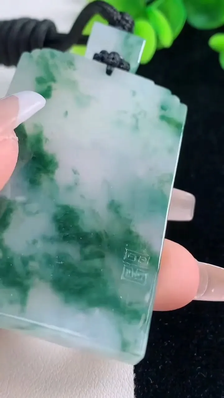 天然A货翡翠种飘花仿古无事牌吊坠，尺寸62.2-37.4-5.7，重量:52.18g
12月20日