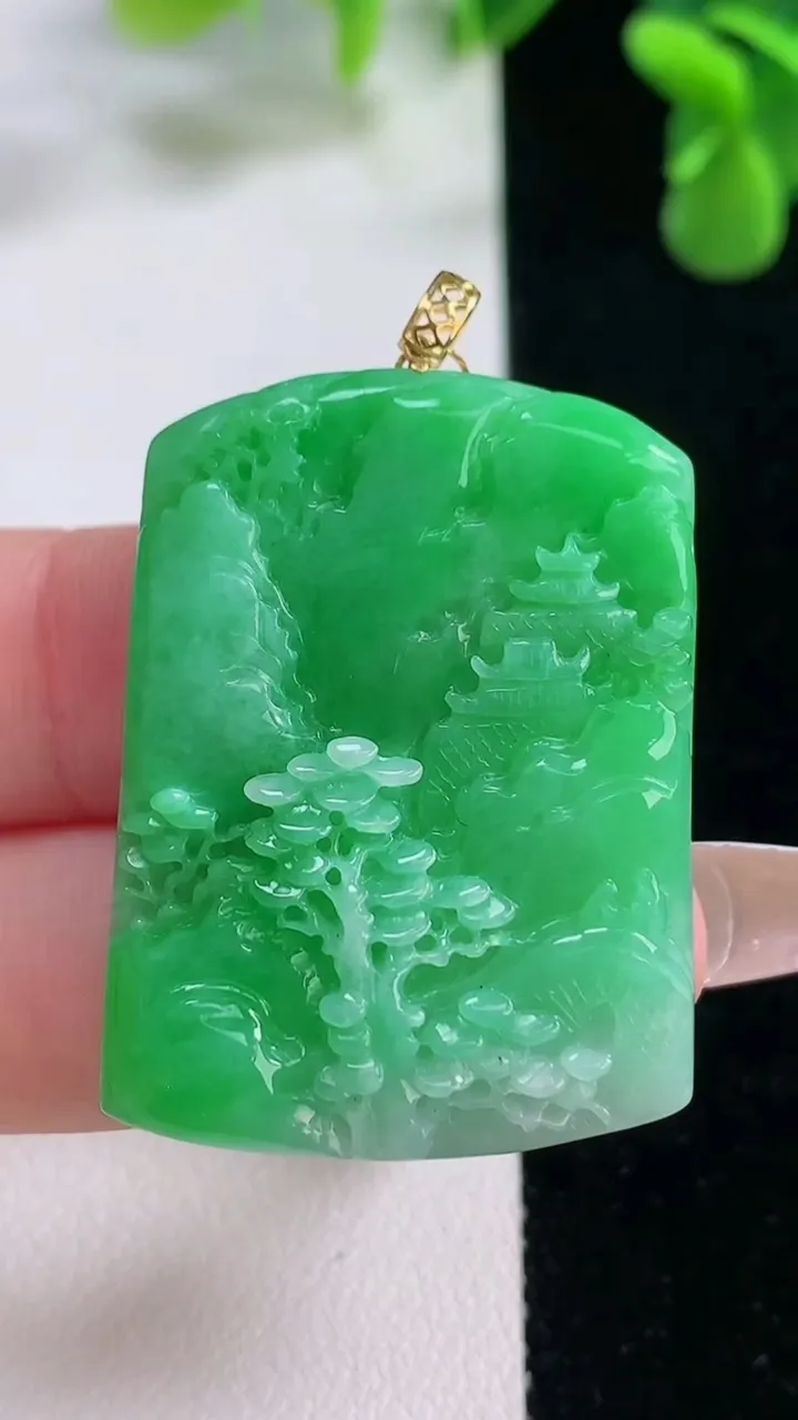 天然A货翡翠山水牌吊坠，尺寸37.3-28-7.4，重量:15.36g
12月20日