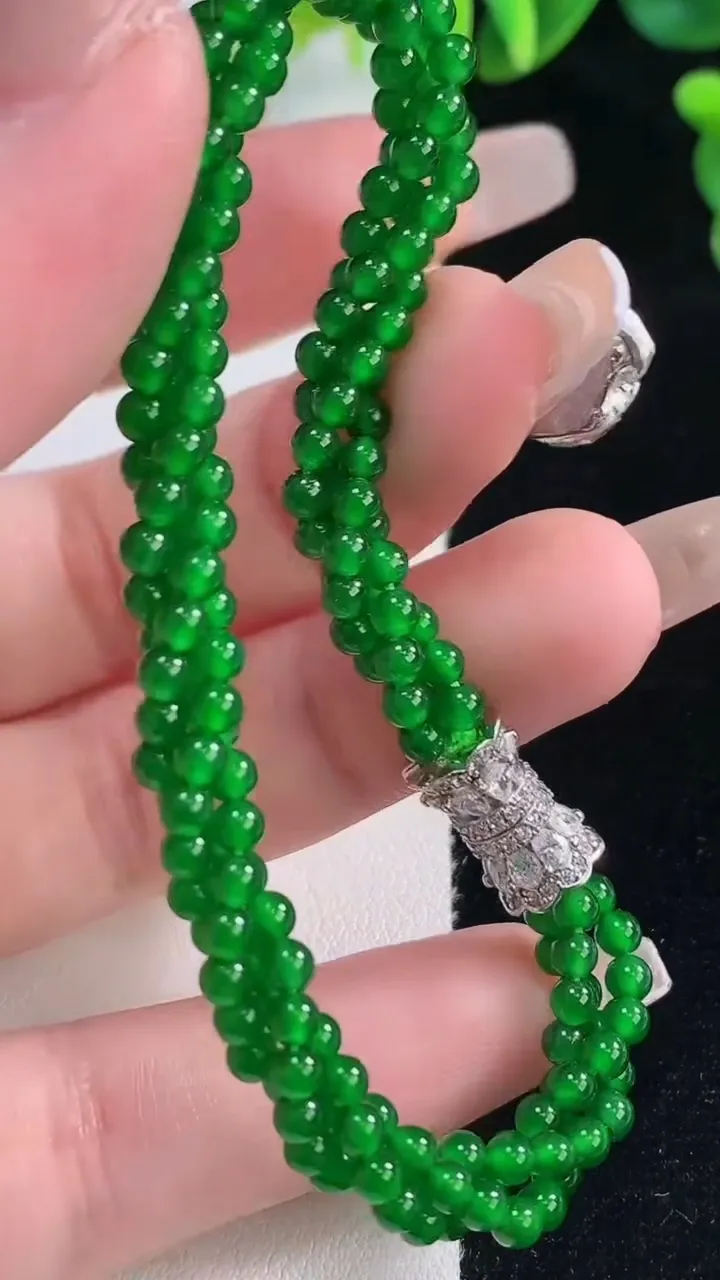 天然A货翡翠小米珠三排手串，尺寸3，重量:12.88g12月20日
工厂直销收藏佳品,种好水足，色泽均匀，有种有色，上手高大气！