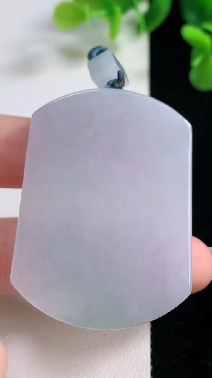 天然A货翡翠无事牌吊坠，尺寸49.5-37-6，重量:33.28g
12月20日