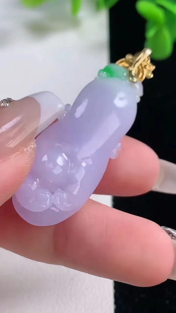 天然A货翡翠18K金春带彩紫罗兰佛手瓜吊坠，尺寸43.5-15.7-8.7，重量:9.41g
12月20日