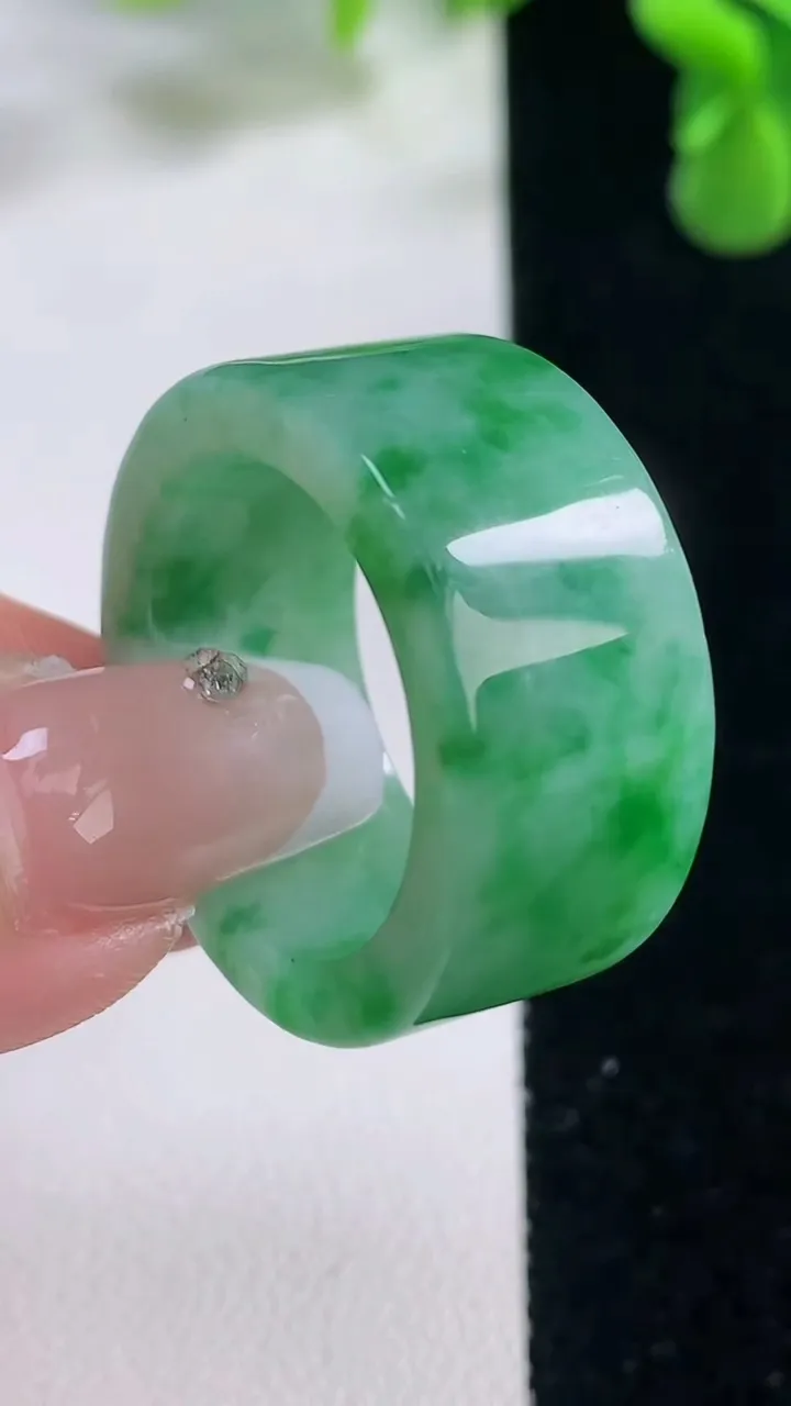 天然A货翡翠方形指环扳指，尺寸21.2-12.2-3.8，重量:13.10g2025年12月20日
