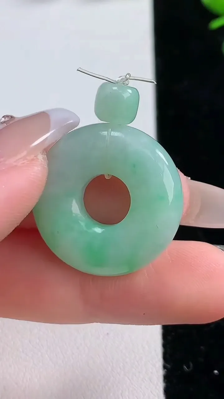 天然A货翡翠平安环吊坠，尺寸24-6.2，重:7.45g
12月20日