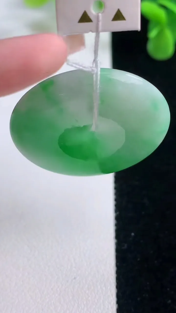 天然A货翡翠平安扣吊坠，尺寸32.4-6，重量:13.53g
12月20日