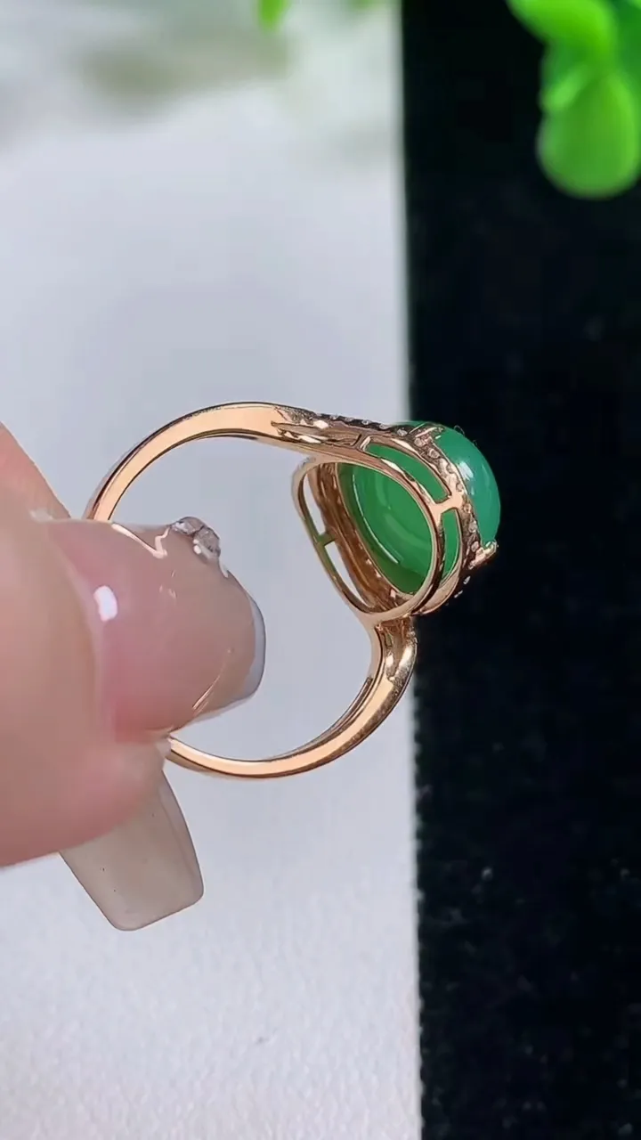 天然A货翡翠蛋面戒指，尺寸17.5-10.5-9.6-7.2，重量:3.34g2025年12月20日
工厂直销收藏佳品,种好水足，色泽均匀，有种有色，上手高大气！