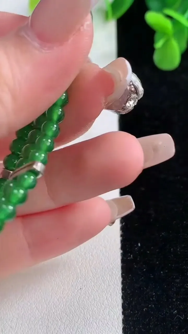 天然A货翡翠小米珠三排手串，尺寸3.9，重量:11.56g12月20日
工厂直销收藏佳品,种好水足，色泽均匀，有种有色，上手高大气！