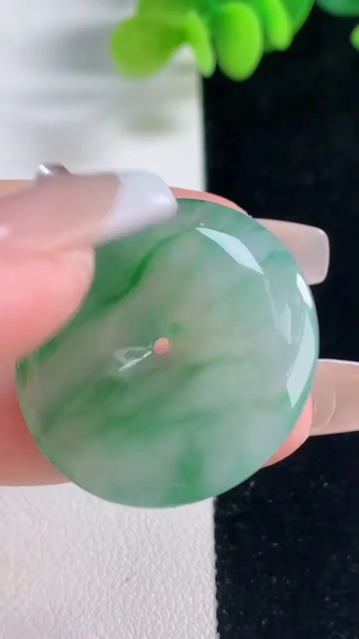 天然A货翡翠平安扣吊坠，尺寸30.3-5，重量:9.45g
12月20日