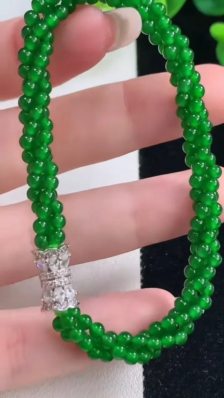 天然A货翡翠小米珠三排手串，尺寸3，重量:12.88g12月20日
工厂直销收藏佳品,种好水足，色泽均匀，有种有色，上手高大气！