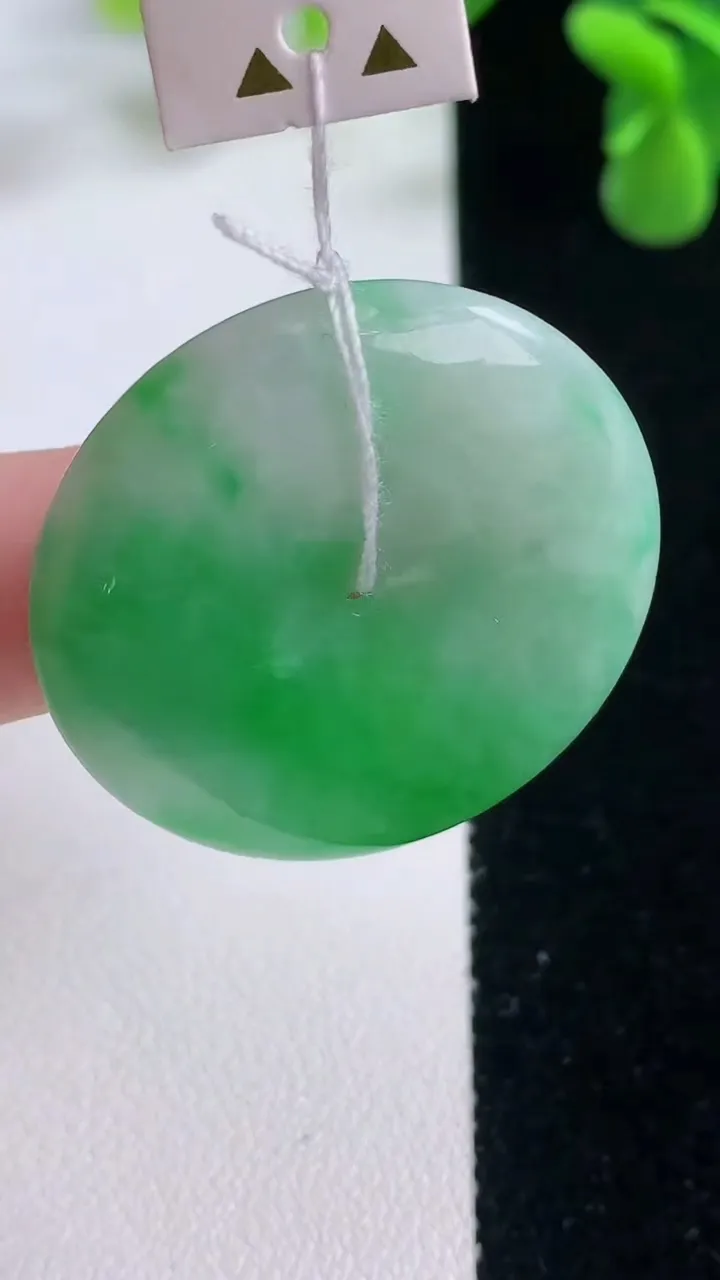 天然A货翡翠平安扣吊坠，尺寸32.4-6，重量:13.53g
12月20日