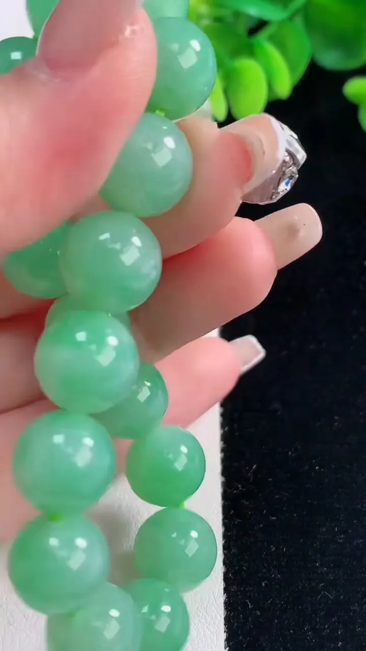 天然A货翡翠圆珠手串，尺寸11.3-17颗，重量:44.26g12月20日
工厂直销收藏佳品,种好水足，色泽均匀，有种有色，上手高大气！