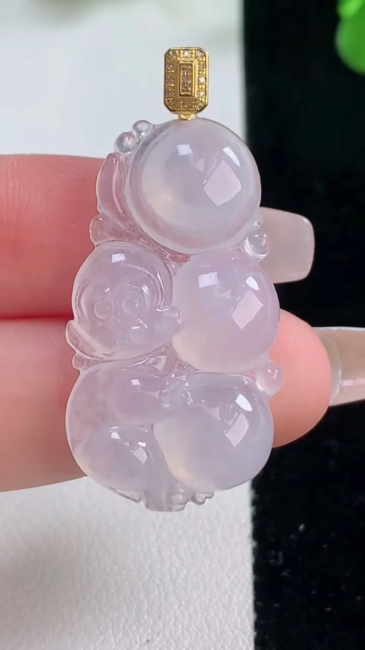 天然A货翡翠种白冰生肖猴吊坠，尺寸33.6-17.8-5.7，重量:5.32g
12月20日