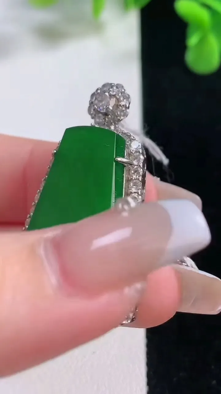 天然A货翡翠无事牌吊坠，尺寸39.7-23-8.1，裸石28.8-18.9重量:8.38g
12月2