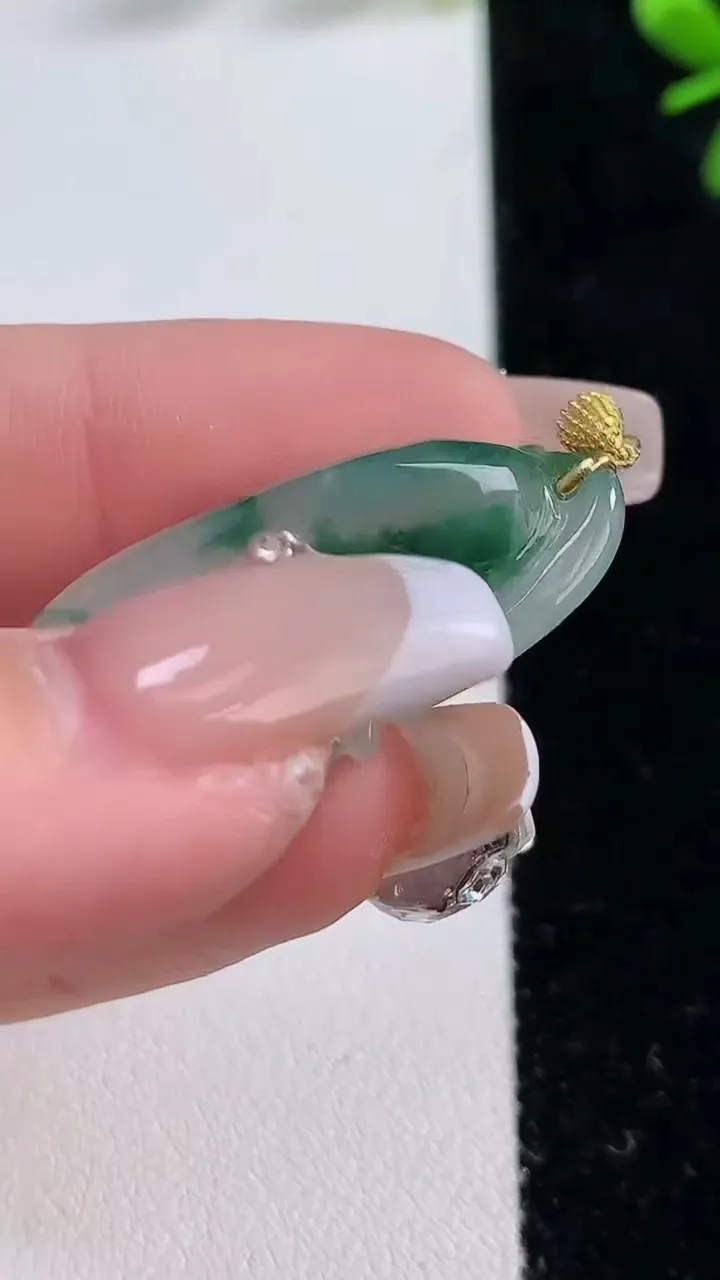 天然A货翡翠种飘花如意吊坠，尺寸33-16-5.2，重:4.77g
12月20日