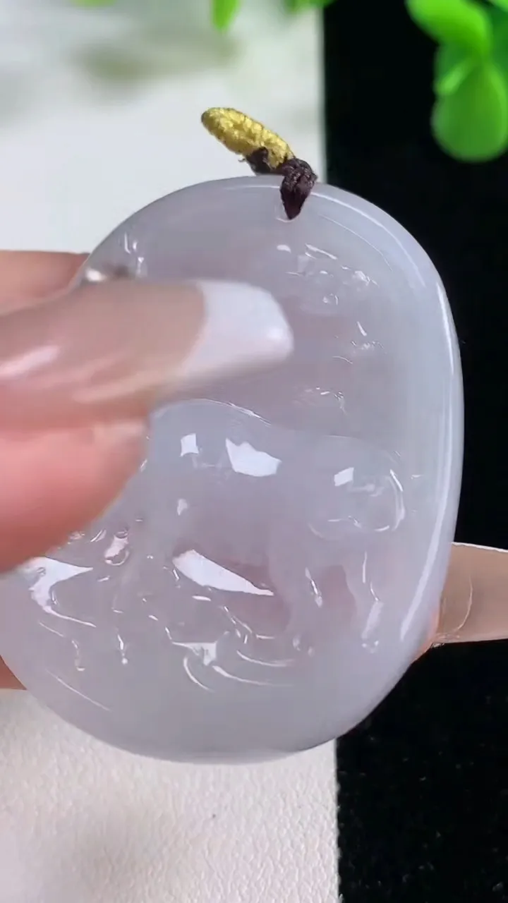 天然A货翡翠生肖牛吊坠，尺寸44.7-34.5-5.7，重量:16.44g
12月20日