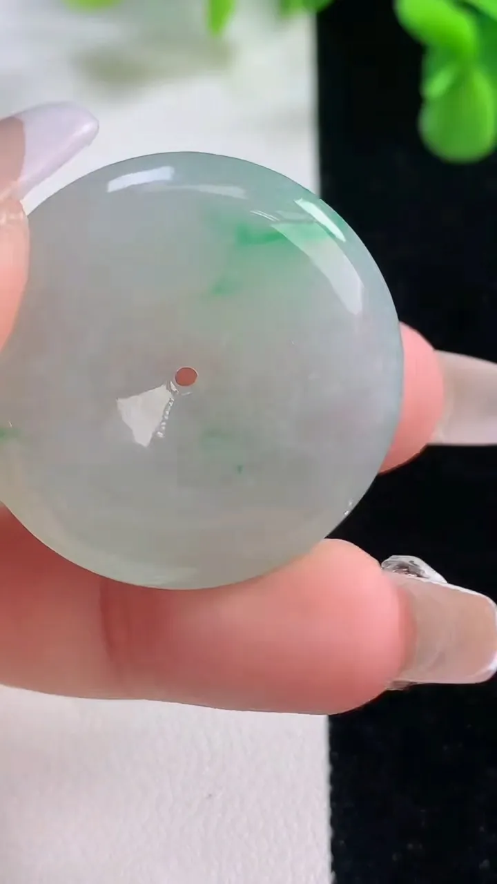 天然A货翡翠平安扣吊坠，尺寸32-5.7，重量:13.04g
12月20日