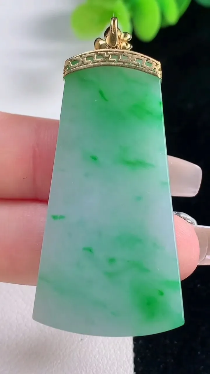 天然A货翡翠无事牌吊坠，尺寸48-24.4-4.8，重量:15.69g
12月20日