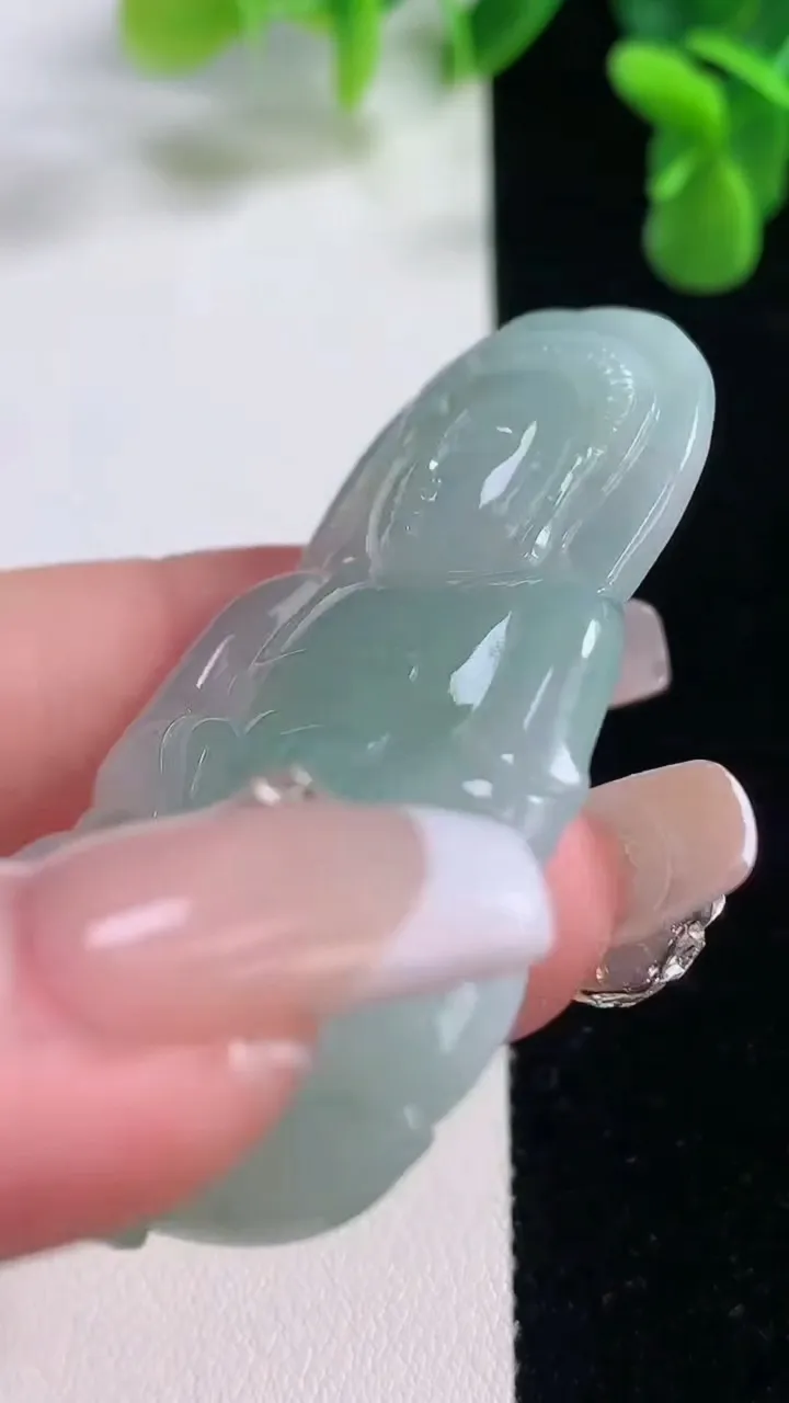 天然A货翡翠观音菩萨吊坠，尺寸56.7-36.2-6.7，重量:20.97g
12月20日