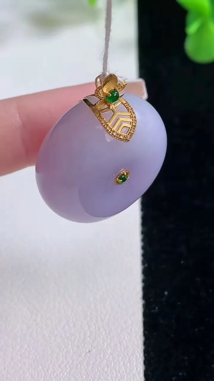 天然A货翡翠18K金紫罗兰平安扣吊坠，尺寸25.2-13，重量:17.91g
12月20日