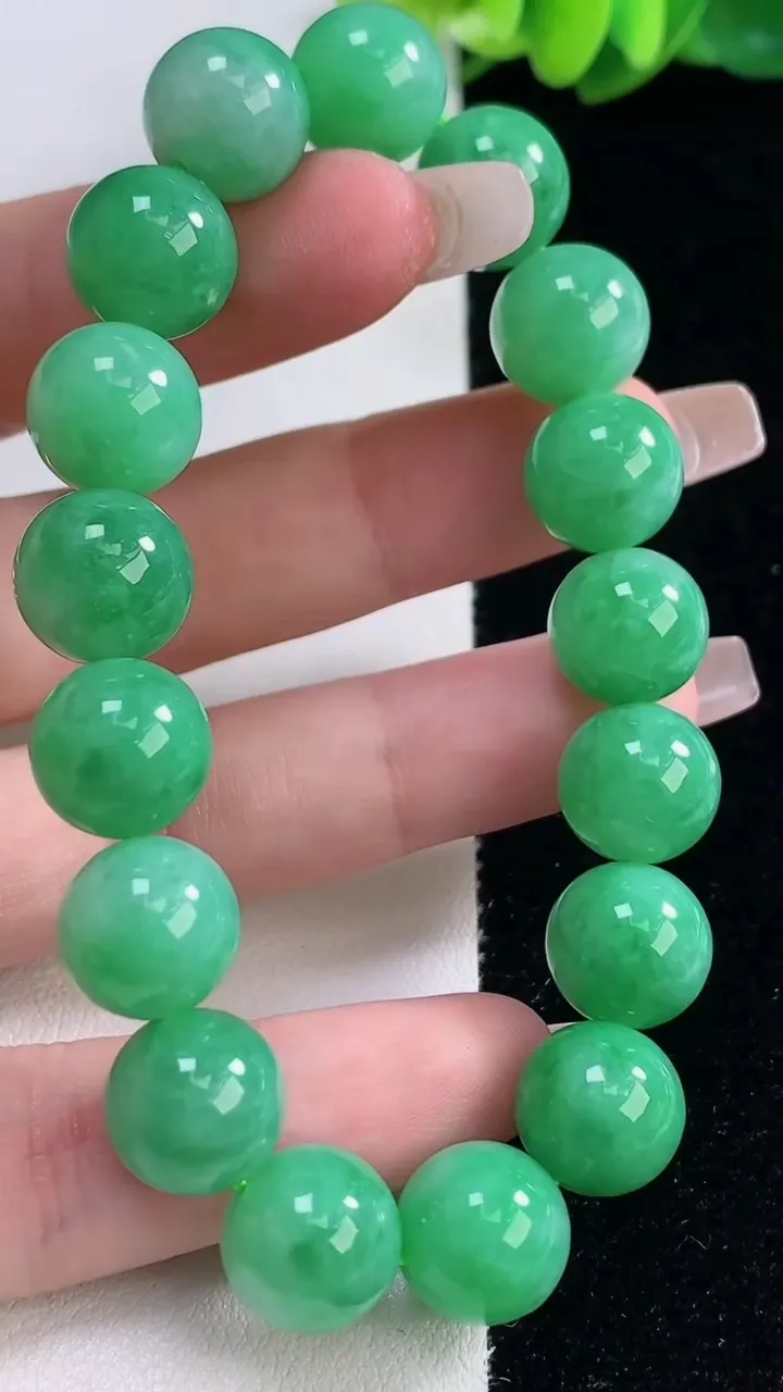 天然A货翡翠圆珠手串，尺寸11.3-17颗，重量:43.30g12月20日
工厂直销收藏佳品,种好水足，色泽均匀，有种有色，上手高大气！