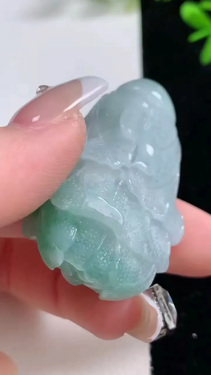 天然A货翡翠白菜吊坠，尺寸49-30-16，重:33.96g
12月20日