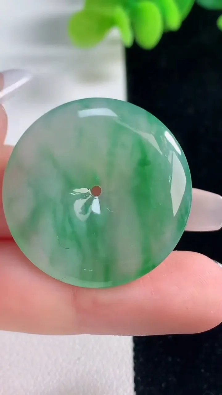 天然A货翡翠平安扣吊坠，尺寸30.3-5，重量:9.45g
12月20日