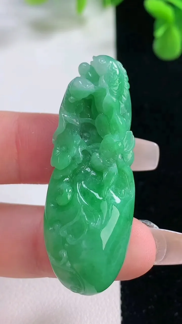 天然A货翡翠和和美美 荷叶鱼吊坠，尺寸47.3-17.2-10，重量:12.57g
12月20日