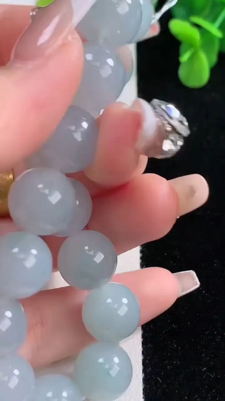 天然A货翡翠飘花圆珠手串，尺寸12.4-16颗，重量:51.05g12月20日
工厂直销收藏佳品,种好水足，色泽均匀，有种有色，上手高大气！