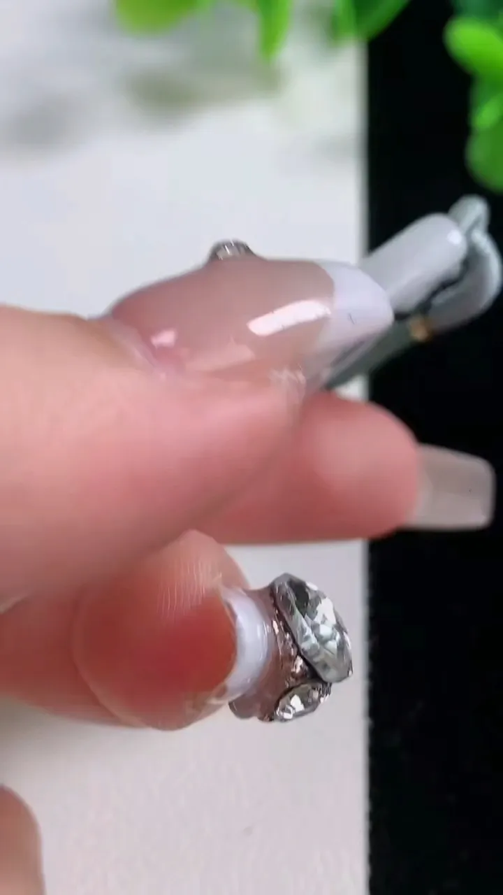 天然A货翡翠观音菩萨吊坠，尺寸54.6-28-5，重量:17.68g
12月20日