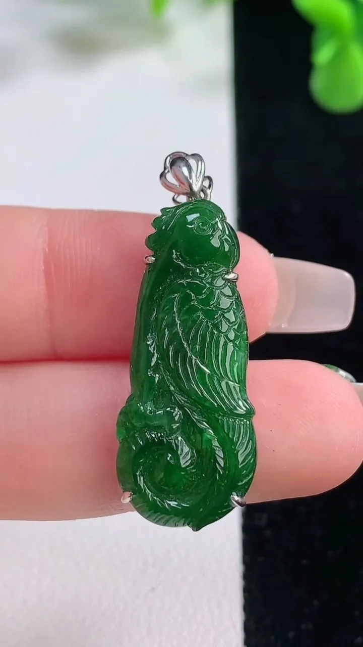 天然A货翡翠鸟语花香吊坠，尺寸30-13-3.7，重量:3.20g
12月20日