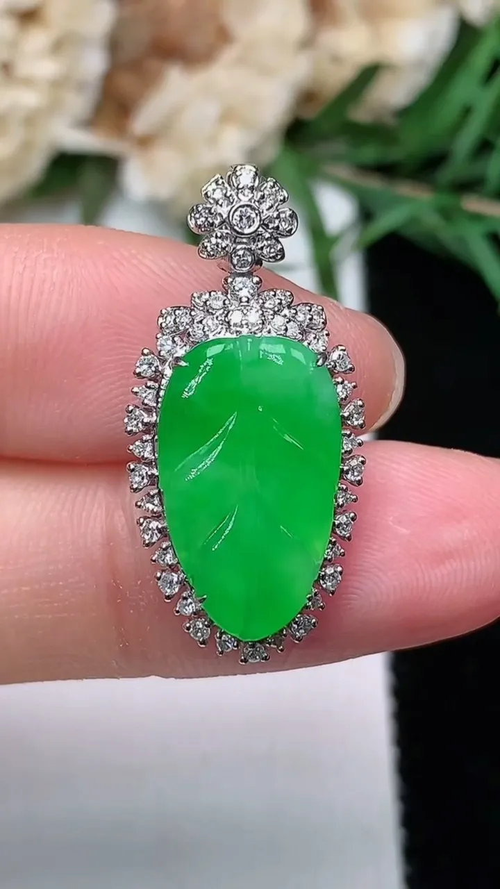 天然A货翡翠金枝玉叶 叶子吊坠，尺寸26.8-12.9-6.8，裸石15.7-9.6，重量:2.51